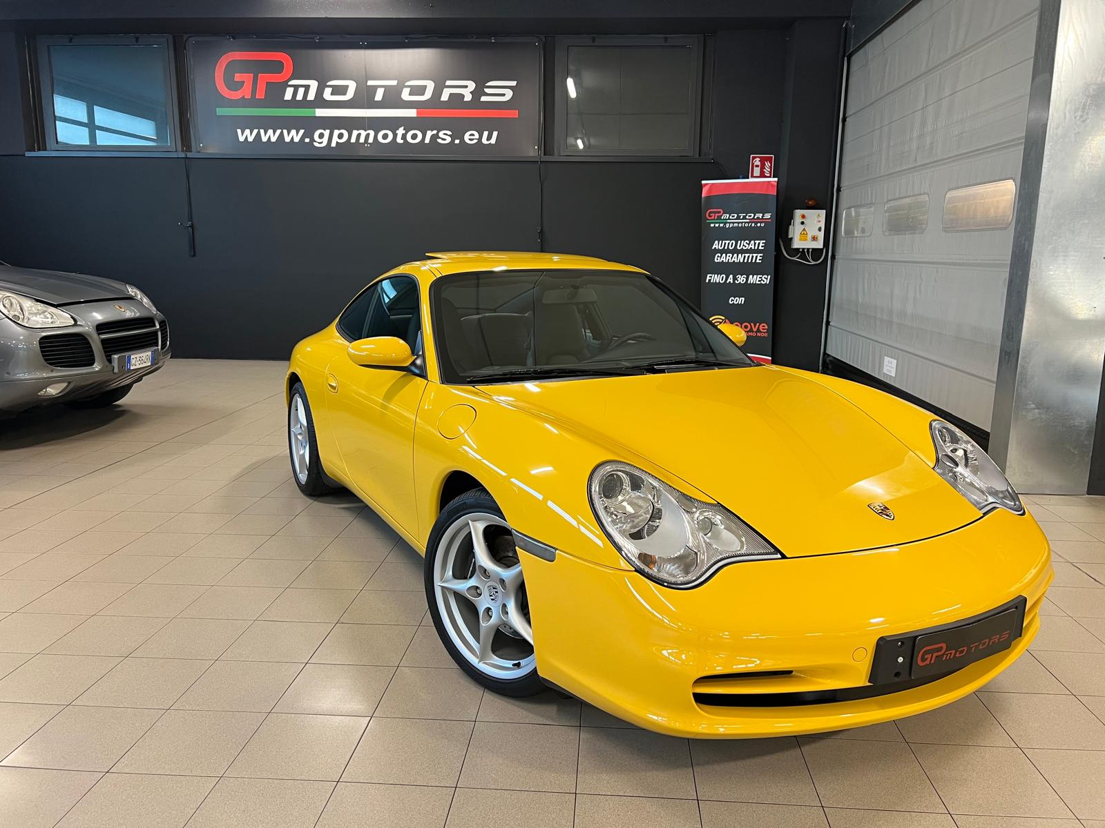 Porsche 911 gialla nello showroom GP Motors