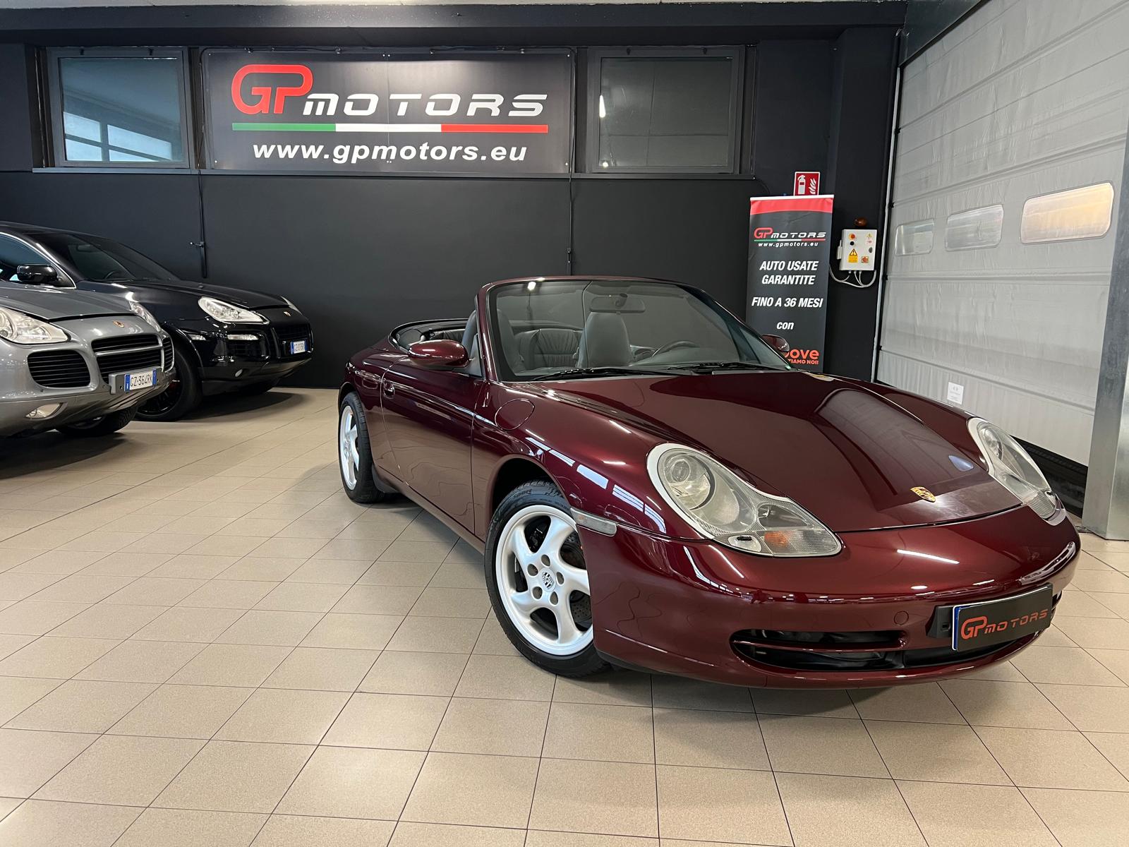 Porsche cabriolet bordeaux nello showroom GP Motors